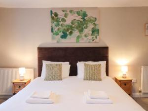 Una cama o camas en una habitación de The Lodge