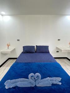 Kohmook Timberland Resort from Seaview في كو موك: بجعتين ملقاة على سرير في غرفة النوم