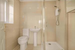 Et badeværelse på Spacious 4 Bedroom Warrington House with Free Parking Perfect for Contractors, Families and Business Guests