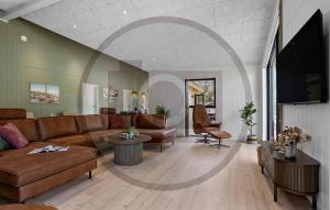 Μια τηλεόραση ή/και κέντρο ψυχαγωγίας στο Awesome Home In Sæby With Sauna