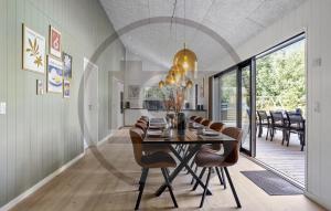 Χώρος καθιστικού στο Awesome Home In Sæby With Sauna