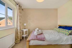 En eller flere senge i et værelse på Spacious 4 Bedroom Warrington House with Free Parking Perfect for Contractors, Families and Business Guests + 26 billeder