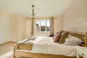 En eller flere senge i et værelse på Spacious 4 Bedroom Warrington House with Free Parking Perfect for Contractors, Families and Business Guests