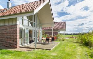 Vườn quanh Gorgeous Home In Röbel With Sauna