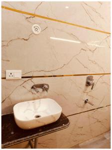 Un baño de RAMJANAMBHOOMI ROAD V-R-I-N-D-A-V-A-N STAY Near Ramjanam Bhoomi Temple 500m # Restaurant and Parking Facility - Fully Air conditioning Premium Room- Best TOP RATED HOTEL IN AYODHYA