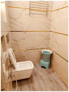 Un baño de RAMJANAMBHOOMI ROAD V-R-I-N-D-A-V-A-N STAY Near Ramjanam Bhoomi Temple 500m # Restaurant and Parking Facility - Fully Air conditioning Premium Room- Best TOP RATED HOTEL IN AYODHYA