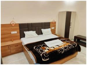Una cama o camas en una habitación de RAMJANAMBHOOMI ROAD V-R-I-N-D-A-V-A-N STAY Near Ramjanam Bhoomi Temple 500m # Restaurant and Parking Facility - Fully Air conditioning Premium Room- Best TOP RATED HOTEL IN AYODHYA