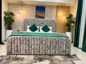 um quarto com uma cama grande e uma parede de tijolos em Gold Crest Grand Apartments City View -DHA Phase 4 Lahore em Lahore mais 71 fotografias