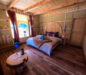 Postel nebo postele na pokoji v ubytování Sifar - Stay & Art Café, Shangarh