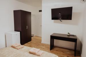 アレクシナツにあるGallus Innの机とテーブル、タオル2枚のある寝室 +11枚の写真