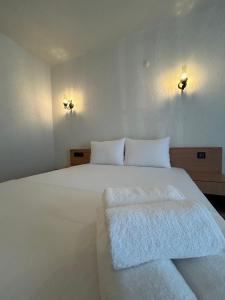 une chambre avec un grand lit blanc avec deux oreillers dans l'établissement Perlina Küçükköy, à Ayvalık