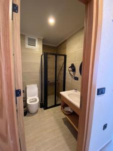 une salle de bains avec toilettes et lavabo dans l'établissement Perlina Küçükköy, à Ayvalık