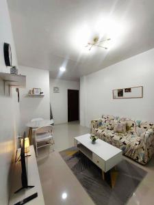 un salon avec un canapé et une table dans l'établissement JLG Transient Home Pagsanjan Laguna, à Pagsanjan