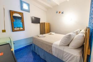 パナレーアにあるArt B&Bのベッドと鏡のあるホテルの部屋