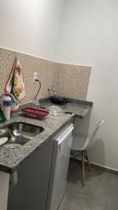 Flat 2 ao lado da UFSJ e Igreja São Francisco في ساو جواو ديل ري: مطبخ مع حوض وطاولة عمل