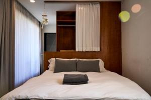 ソウルにあるSpace in Blackstoneの窓のある大きな白いベッドのある寝室