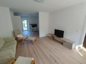 een woonkamer met een bank en een flatscreen-tv bij Casa vacanza del Cavallo in Senigallia