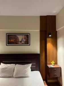 En eller flere senge i et værelse på Seaside Serenity 1 BHK Condo DHA Netflix