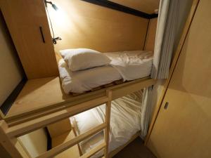 En eller flere senge i et værelse på RetroSpect Stay Yokohama - Vacation STAY 99047v + 36 billeder