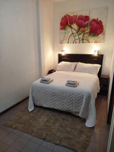 Un dormitorio con una cama con dos toallas encima. en Estilo y confort en San Nicolás, en San Nicolás de los Arroyos