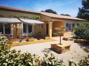 Fotografie z fotogalerie ubytování L'Olivade Large villa with heated swimming pool v destinaci Entrecasteaux