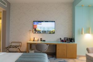 TV a/nebo společenská místnost v ubytování Symphony Style Hotel Kuwait