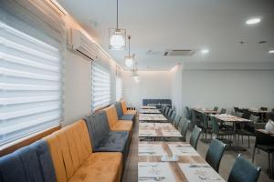 een eetkamer met lange tafels en stoelen bij Victoria Hotel in Jeruzalem