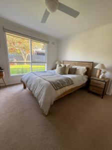 En eller flere senge i et værelse på Lonny Coastal Escape