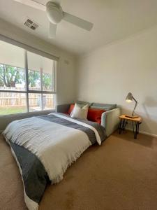 En eller flere senge i et værelse på Lonny Coastal Escape