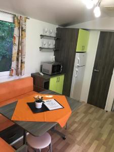 Nhà bếp/bếp nhỏ tại Victoria mobilehome in Village Residence Juliamare