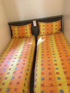 Giường trong phòng chung tại Victoria mobilehome in Village Residence Juliamare