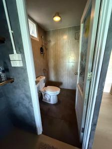 Et badeværelse på Sand and Sea Koh Kood