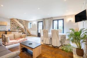 TV a/nebo společenská místnost v ubytování Gîte Le Penty