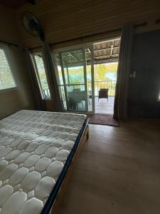 En eller flere senge i et værelse på Sand and Sea Koh Kood