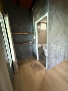 Et badeværelse på Sand and Sea Koh Kood