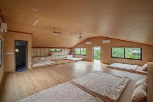 een grote kamer met veel kussens op de vloer bij Hoa An Viên Villa Hòa Bình in Lương Sơn +119 foto's