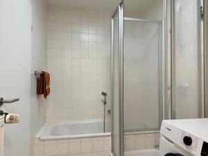a bathroom with a shower and a bath tub at Monteurwohnung Peenstuuv in Demmin