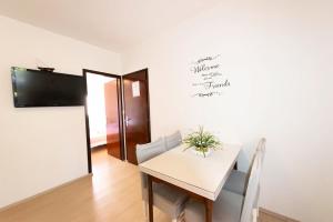 een eetkamer met een witte tafel en stoelen bij Apartments Breza in Razvala