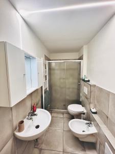 un bagno con due lavandini e una doccia di Affittacamere LA CASA DI GIADA a 3 minuti dal casello autostrada di Imola - parcheggio privato e self check-in a Imola
