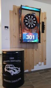 een bord en een vuilnisbak voor een muur bij Logement insolite avec Jeux et Jacuzzi in Soulosse-sous-Saint-Élophe