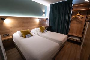 Кровать или кровати в номере Kyriad Montpellier Sud - A709 +47 фотографий