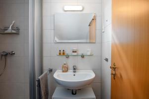 a bathroom with a sink and a mirror at Ferienwohnung Auster in Manslagt +19 photos