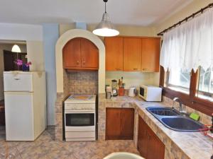 uma cozinha com uma geladeira branca e uma pia em Casa Plagia by RentalsPro - Nea Plagia Halkidiki em Nea Plagia