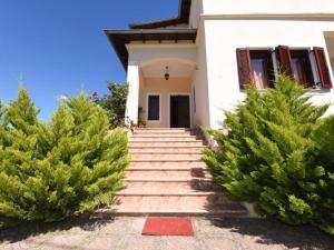 uma escadaria que leva a uma casa branca com pinheiros em Casa Plagia by RentalsPro - Nea Plagia Halkidiki em Nea Plagia mais 20 fotografias