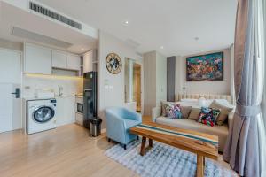 Η κουζίνα ή μικρή κουζίνα στο Beachfront Luxury 1R Condo near Marriot Naiyang 50 2