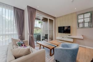 Μια τηλεόραση ή/και κέντρο ψυχαγωγίας στο Beachfront Luxury 1R Condo near Marriot Naiyang 50 2