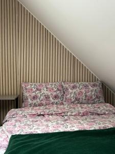 a bedroom with a bed with a pink blanket at Apartman Ilić in Divčibare