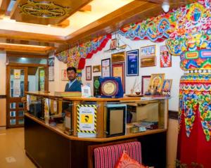 ガントクにあるDoma Residencyの部屋のカウンターの後ろに立っている