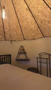 ein Zimmer mit einem Bett und einem Dreiecksschild an der Wand in der Unterkunft Byurakan Pandok in Byurakan