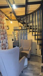 ein Wohnzimmer mit einer Couch und einem Sessel in der Unterkunft Byurakan Pandok in Byurakan